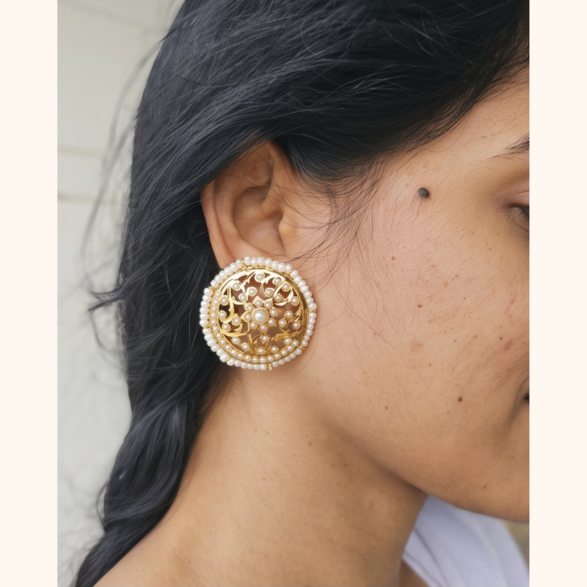 Bela Jadau Studs in Pearls