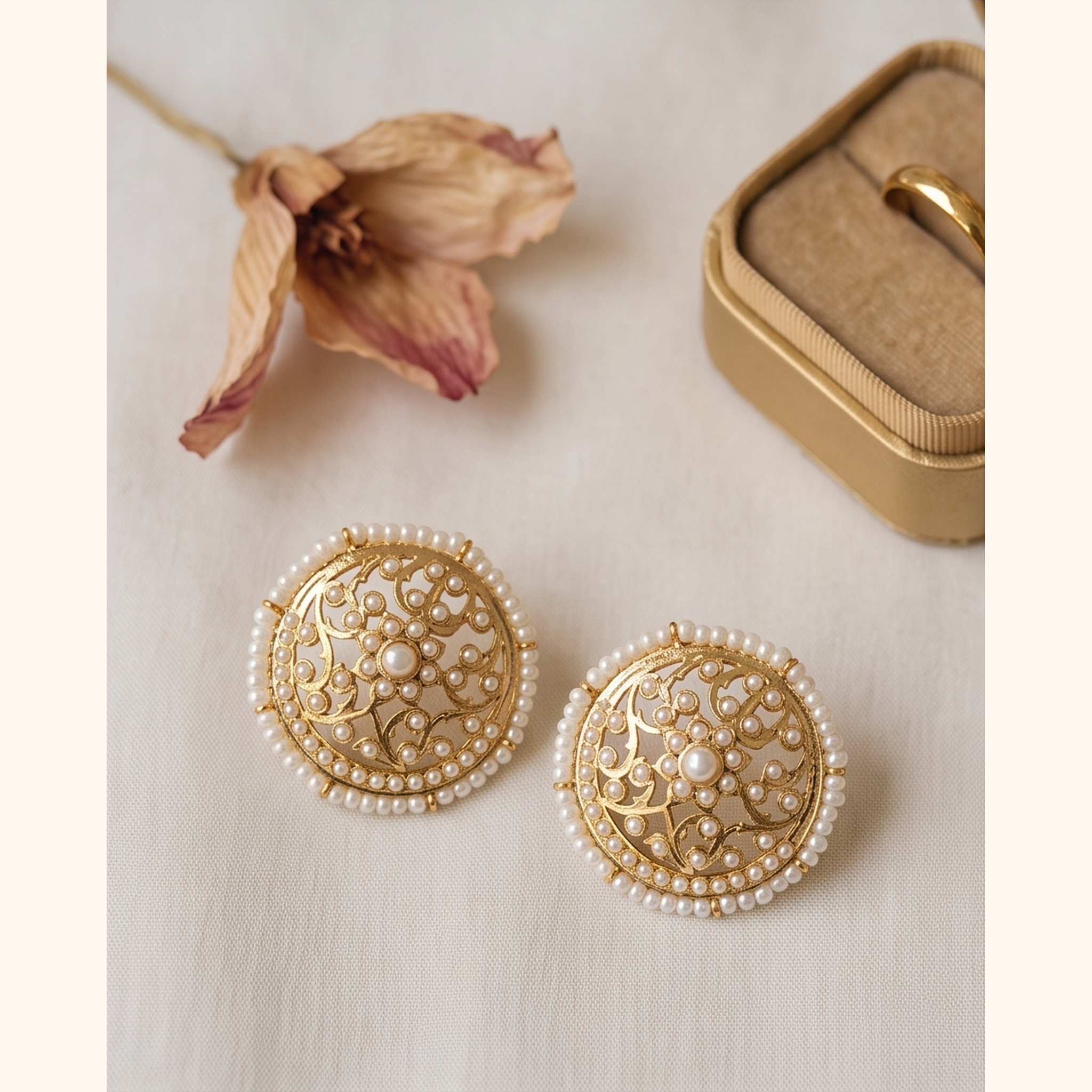 Bela Jadau Studs in Pearls