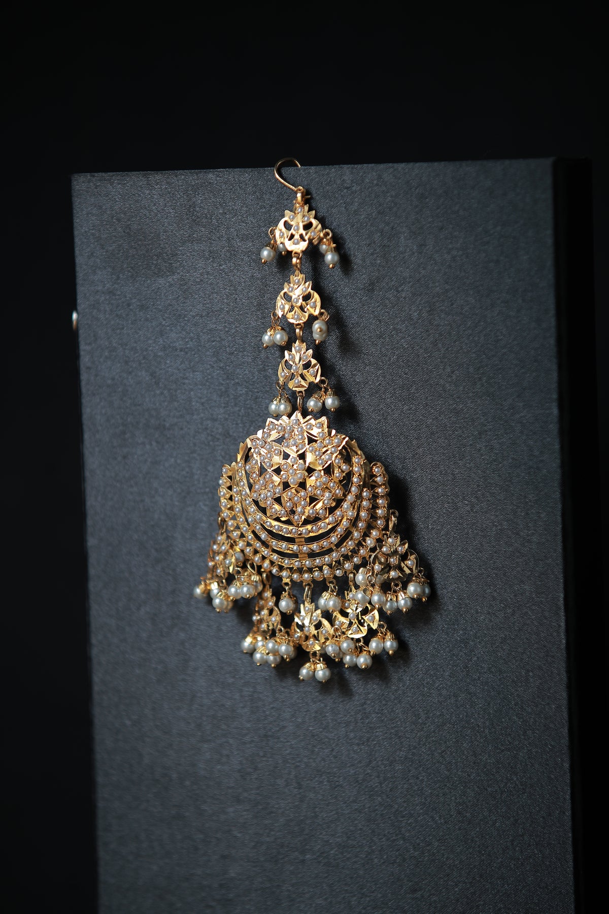 Anandi Jadau Tika In Pearls Huge Size Tika
