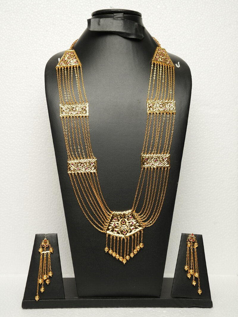 Neelofar Chandan Haar