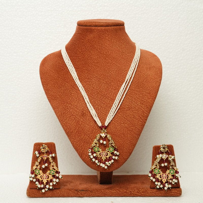 Saanvi Pendant Set