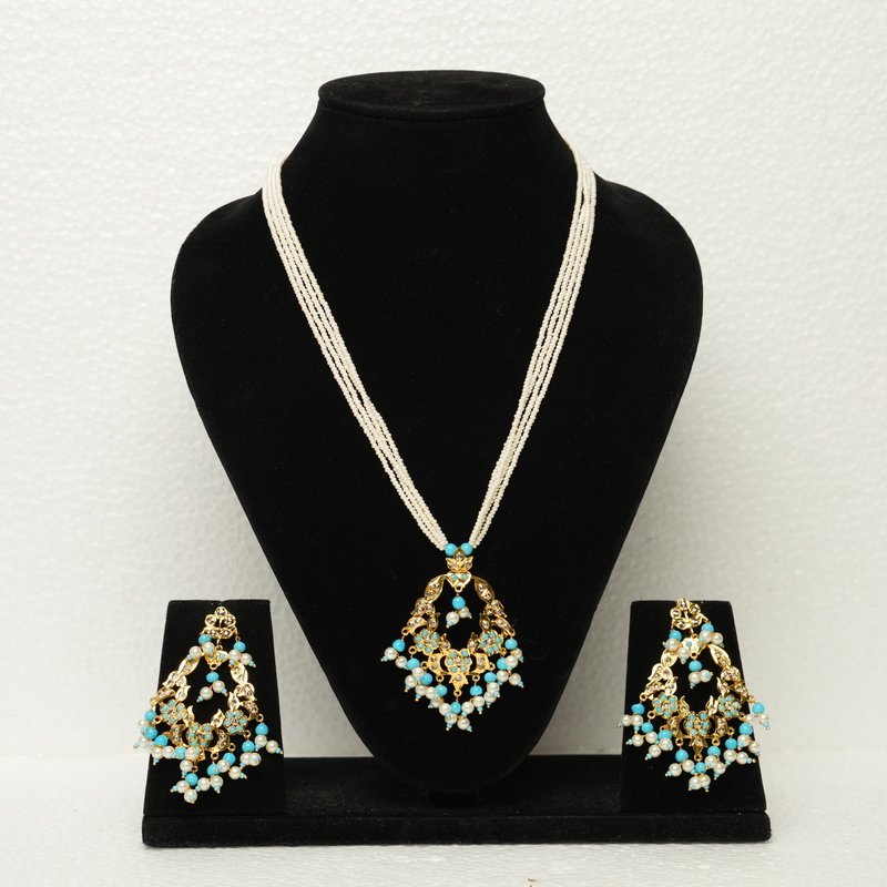Saanvi Pendant Set
