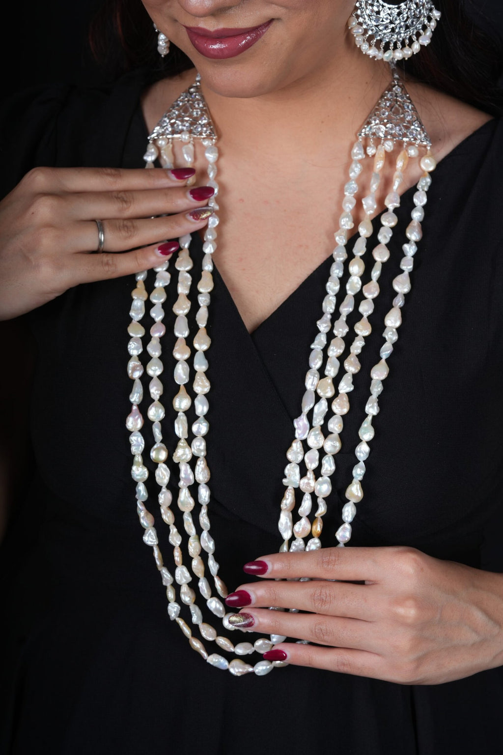 Hansini Layerd Haar in antique Paerals