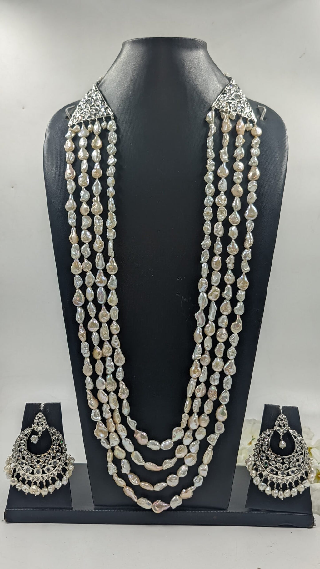 Hansini Layerd Haar in antique Paerals