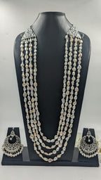 Hansini Layerd Haar in antique Paerals