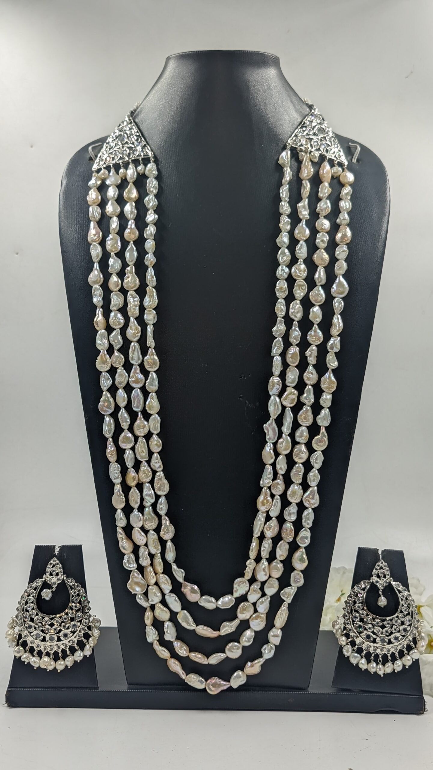 Hansini Layerd Haar in antique Paerals