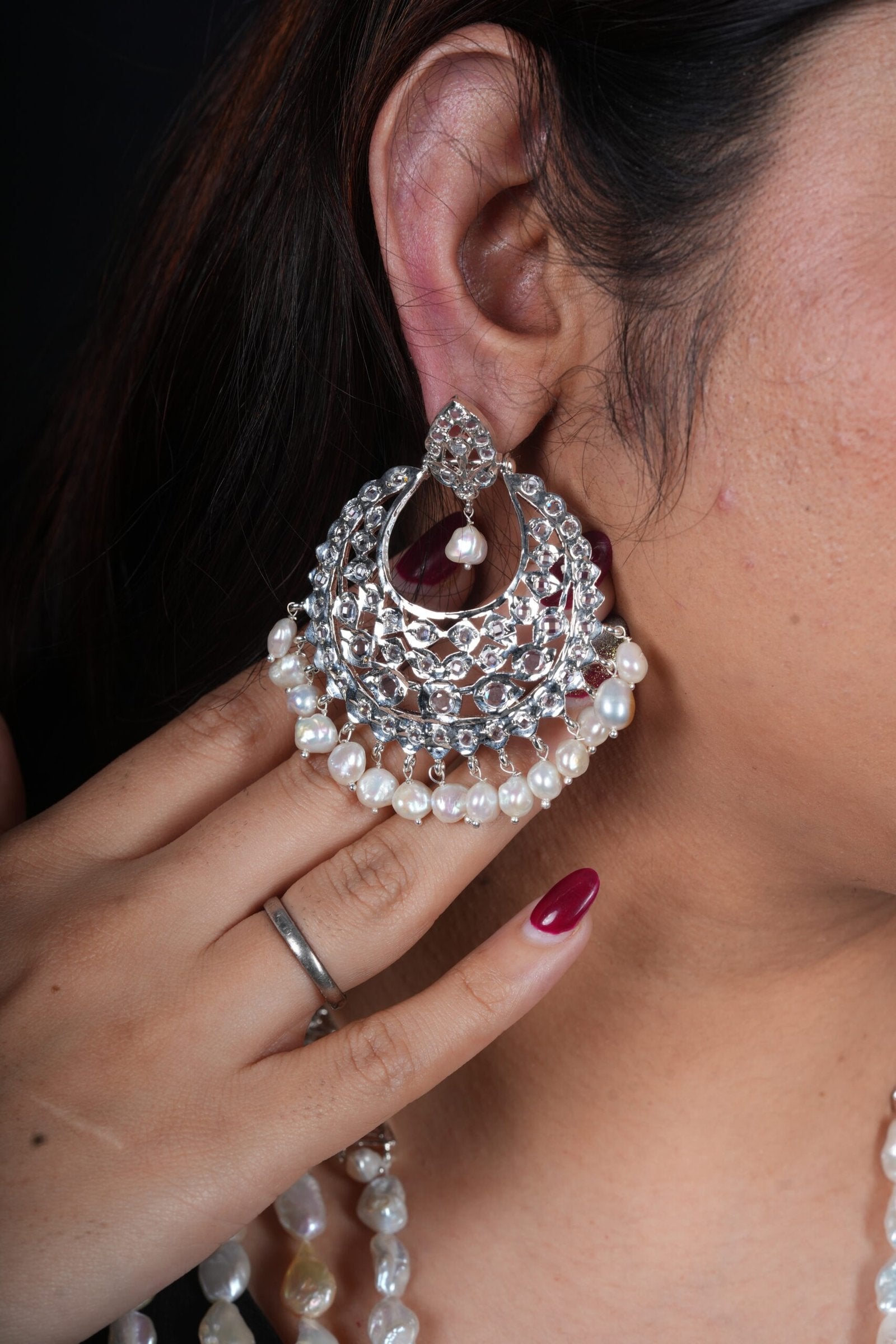 Hansini Layerd Haar in antique Paerals