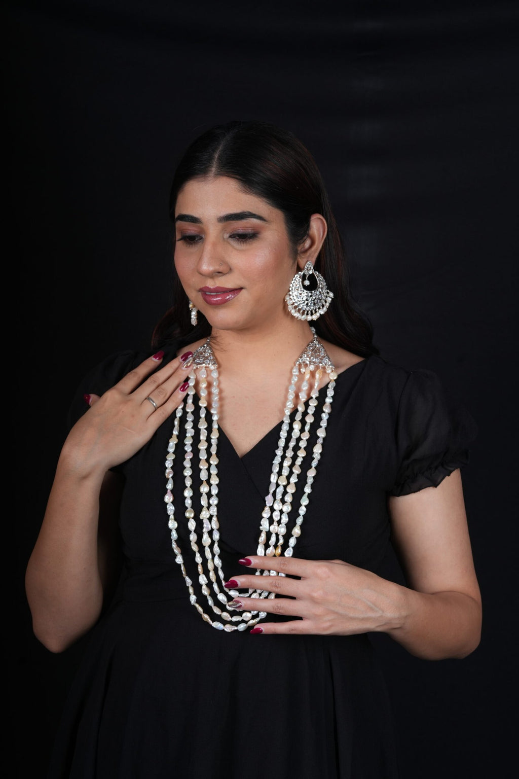 Hansini Layerd Haar in antique Paerals