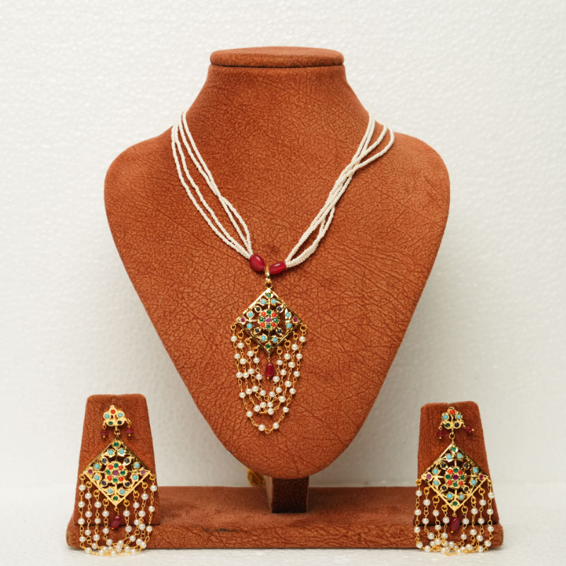 Aaroohi Pendant Set