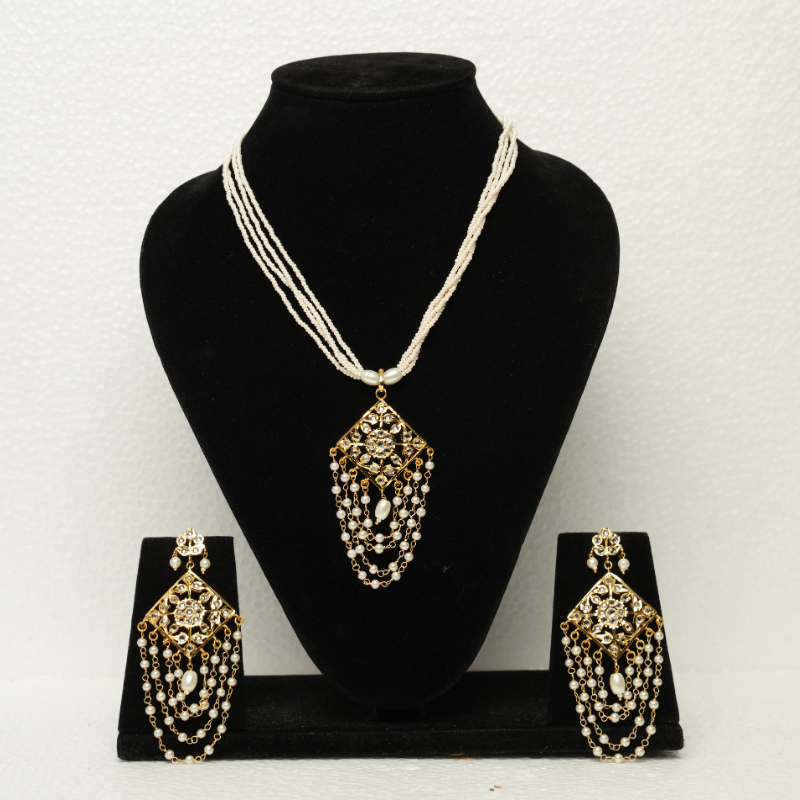 Aaroohi Pendant Set