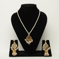 Rea Jadau Pendant Set