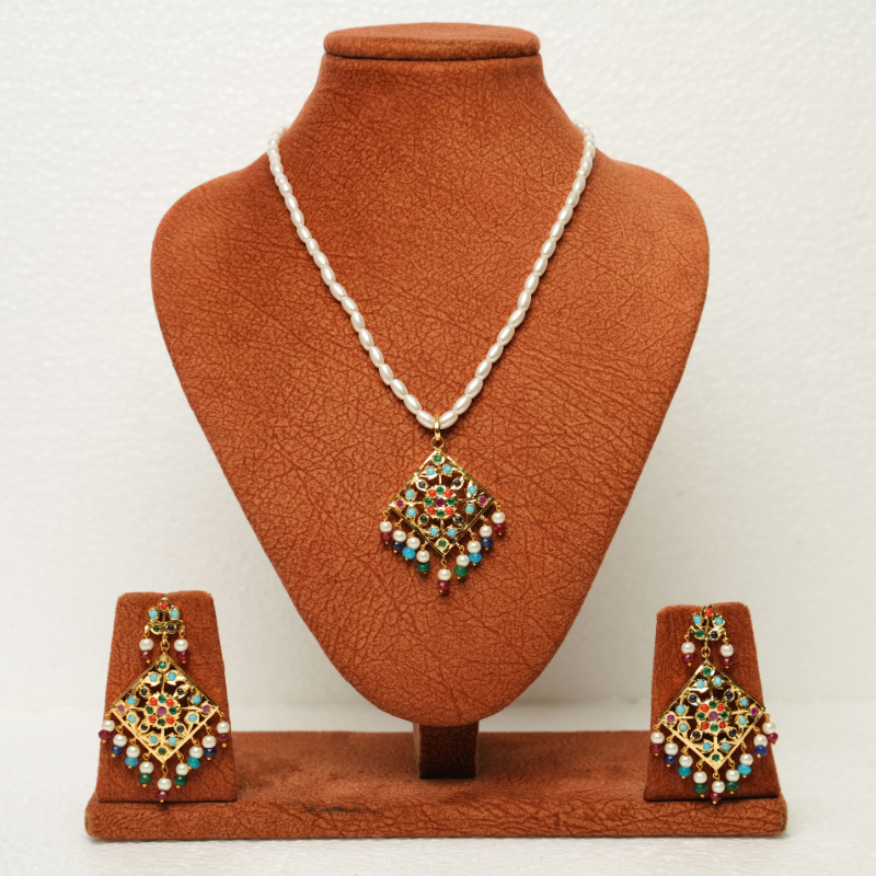 Anaisha Pendant Set