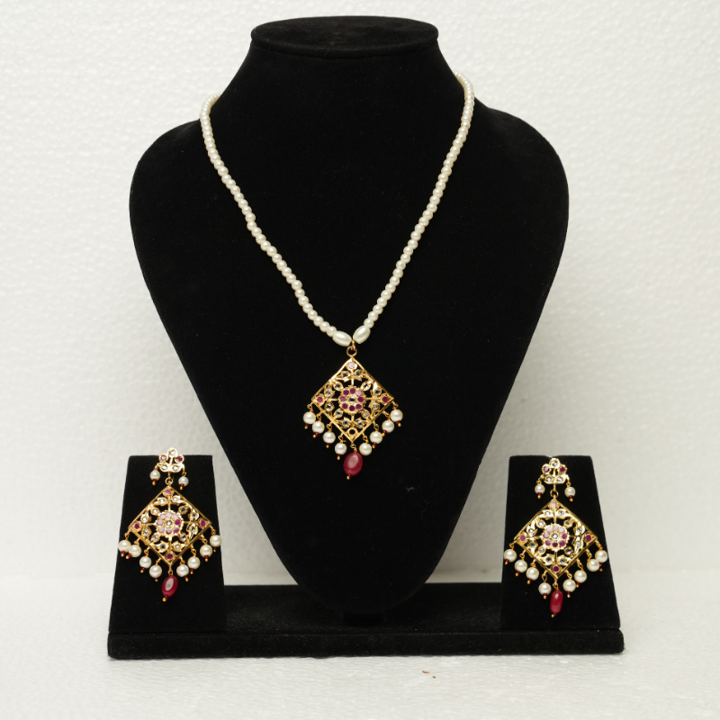 Anaisha Pendant Set