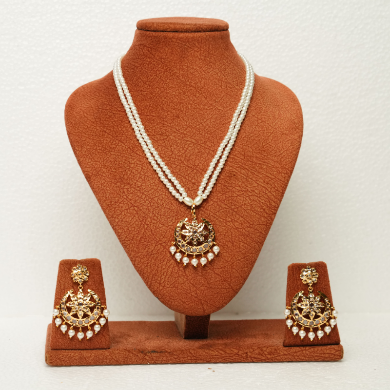 Eshana  Pendant Set