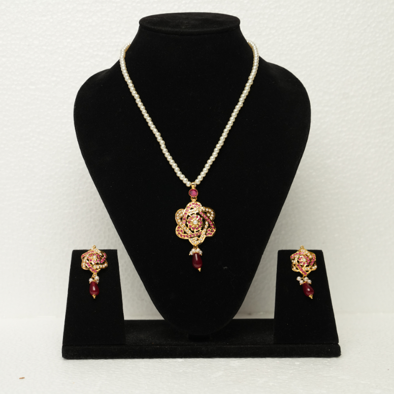 Amoli  Pendant Set