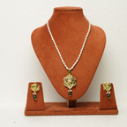 Amoli  Pendant Set