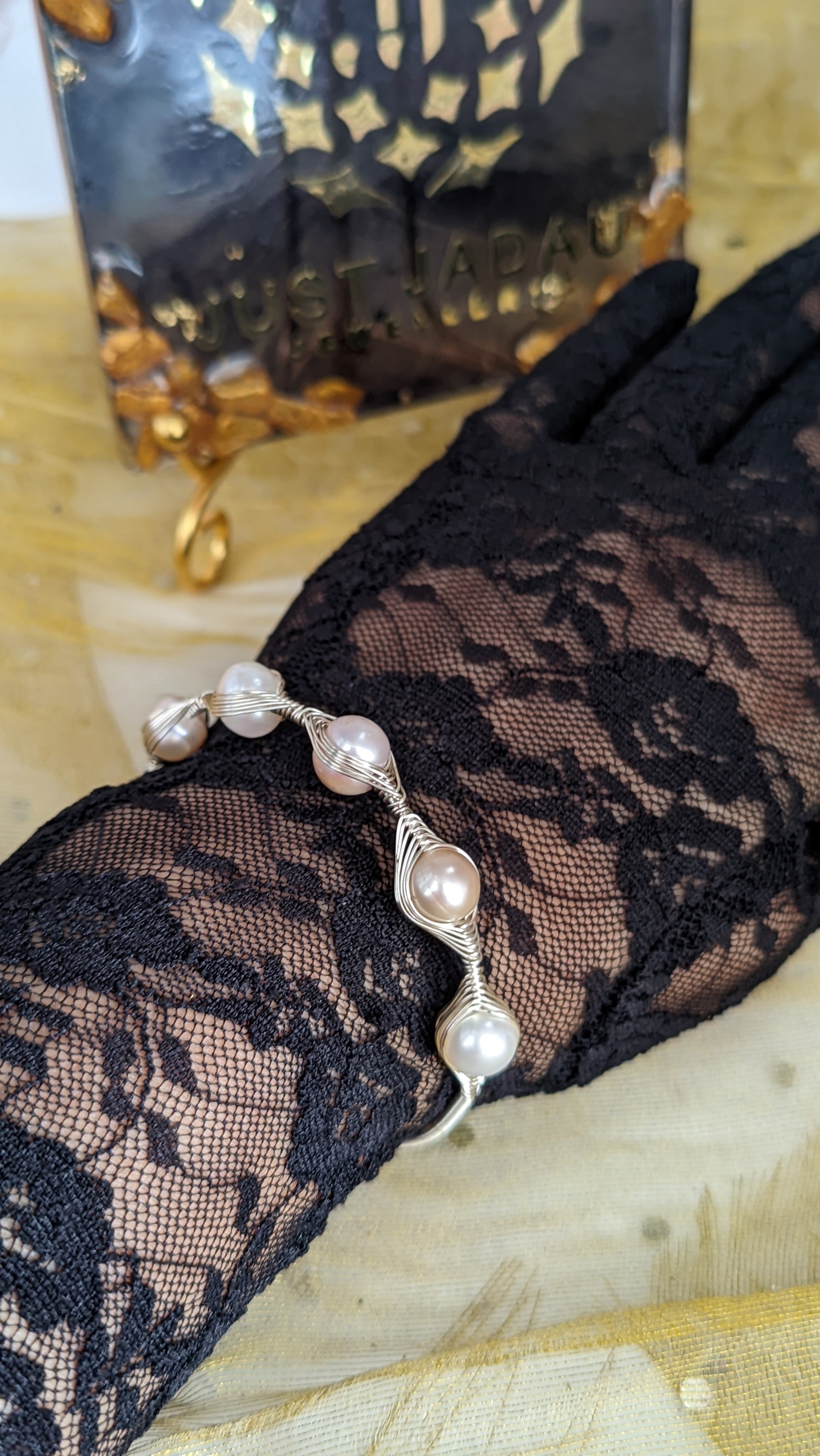 Anya bracelet in real pearls