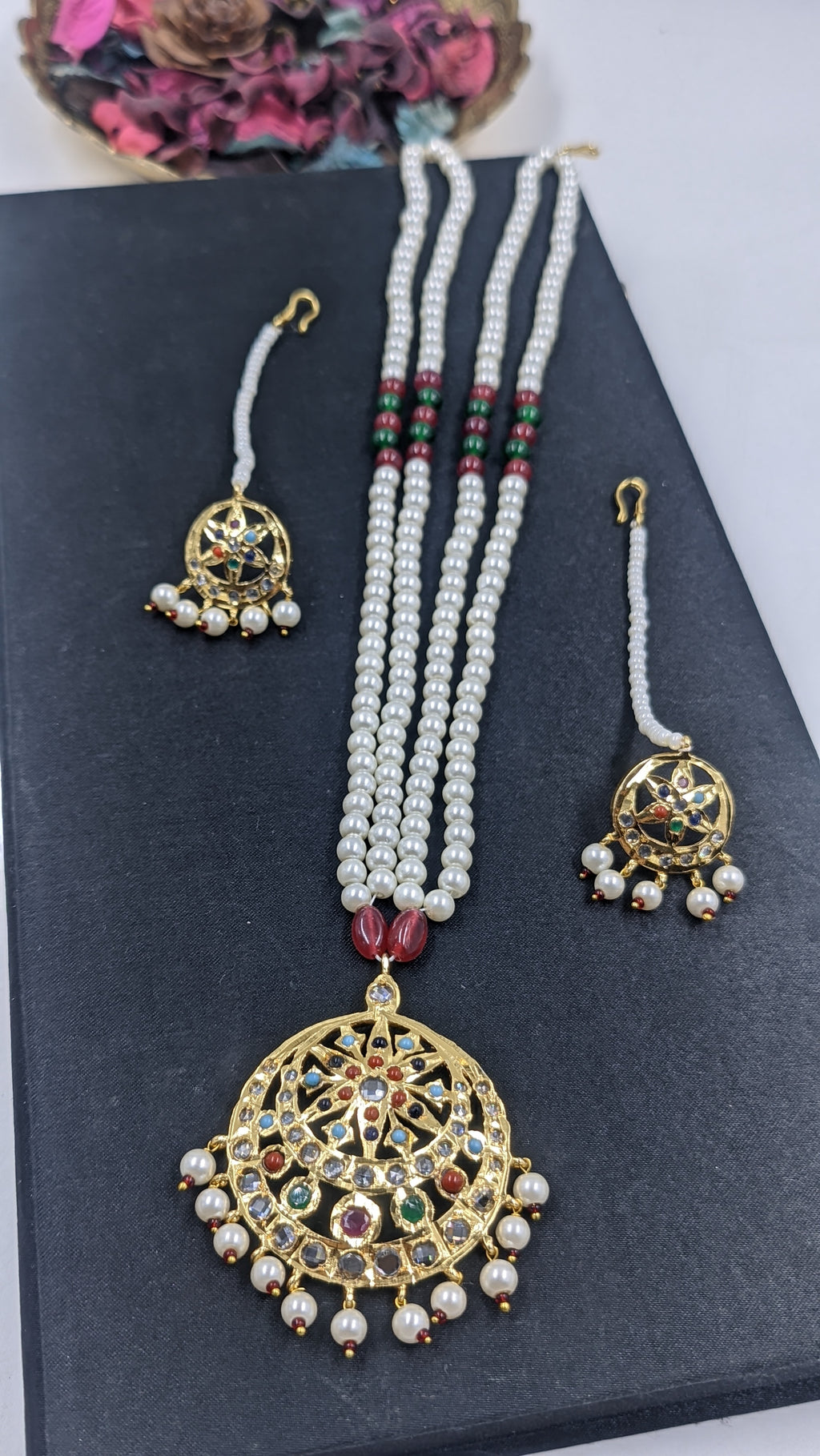 Chanda Navratna Pendant Set