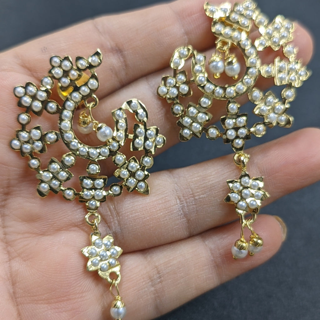 Aura Studs in Pearls