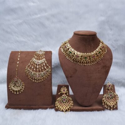 Big-size tika with intricate design from Sumaiya Bridal Jewelry Set